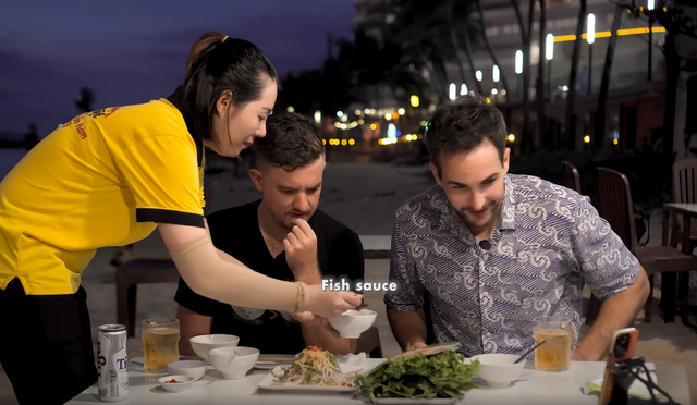 Đầu bếp Mỹ xuýt xoa món đặc sản dân dã được mệnh danh là “sashimi Phú Quốc”, giá rẻ chỉ 150 nghìn- Ảnh 5. Đầu bếp Mỹ xuýt xoa món đặc sản dân dã được mệnh danh là “sashimi Phú Quốc”, giá rẻ chỉ 150 nghìn- Ảnh 5.