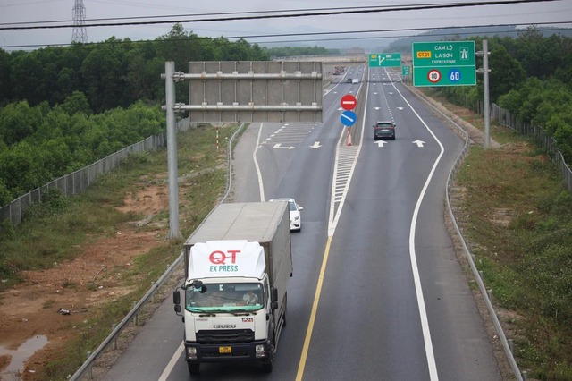 Vụ tai nạn trên cao tốc Cam Lộ - La Sơn: Chồng day dứt vì không lái xe khiến vợ con tử vong- Ảnh 1. Vụ tai nạn trên cao tốc Cam Lộ - La Sơn: Chồng day dứt vì không lái xe khiến vợ con tử vong- Ảnh 1.