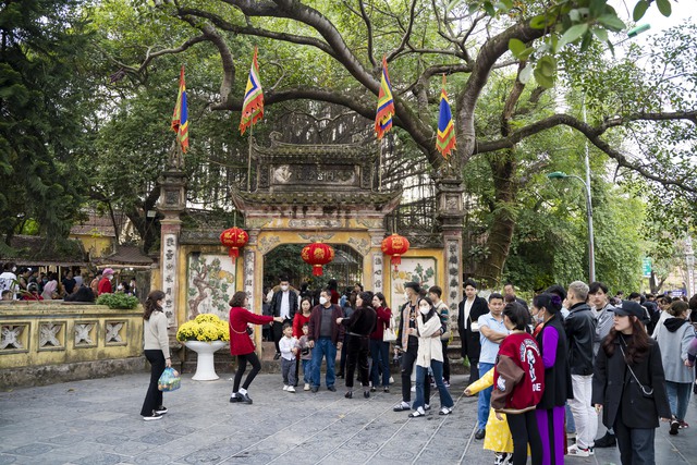 Hàng nghìn người đến một ngôi đền dịp đầu năm, múc nước giếng để uống và rửa tay: Sự thật đằng sau là gì?- Ảnh 10. Hàng nghìn người đến một ngôi đền dịp đầu năm, múc nước giếng để uống và rửa tay: Sự thật đằng sau là gì?- Ảnh 10.