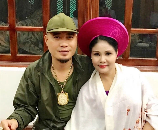 Nữ NSND cưới chồng kém 7 tuổi, kết hôn hơn 20 năm không có con chung vẫn hạnh phúc, ngọt ngào- Ảnh 4. Nữ NSND cưới chồng kém 7 tuổi, kết hôn hơn 20 năm không có con chung vẫn hạnh phúc, ngọt ngào- Ảnh 4.