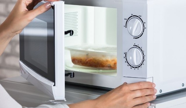 Đồ ăn cho vào lò vi sóng nên đóng hay mở nắp? Thì ra bấy lâu nay rất nhiều người làm sai- Ảnh 1. Đồ ăn cho vào lò vi sóng nên đóng hay mở nắp? Thì ra bấy lâu nay rất nhiều người làm sai- Ảnh 1.