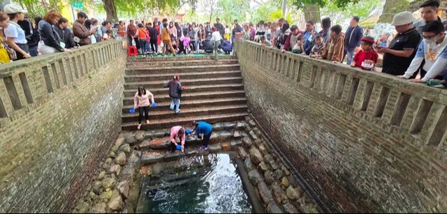 Hàng nghìn người đến một ngôi đền dịp đầu năm, múc nước giếng để uống và rửa tay: Sự thật đằng sau là gì?- Ảnh 7. Hàng nghìn người đến một ngôi đền dịp đầu năm, múc nước giếng để uống và rửa tay: Sự thật đằng sau là gì?- Ảnh 7.