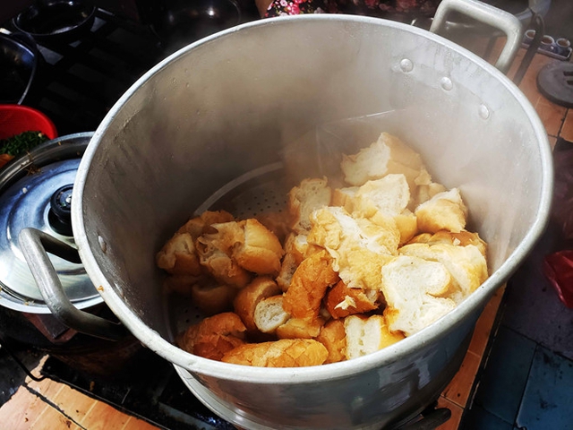 Khách Tây trầm trồ trước một món bình dân làm từ bánh mỳ, nhận xét Khách Tây trầm trồ trước một món bình dân làm từ bánh mỳ, nhận xét