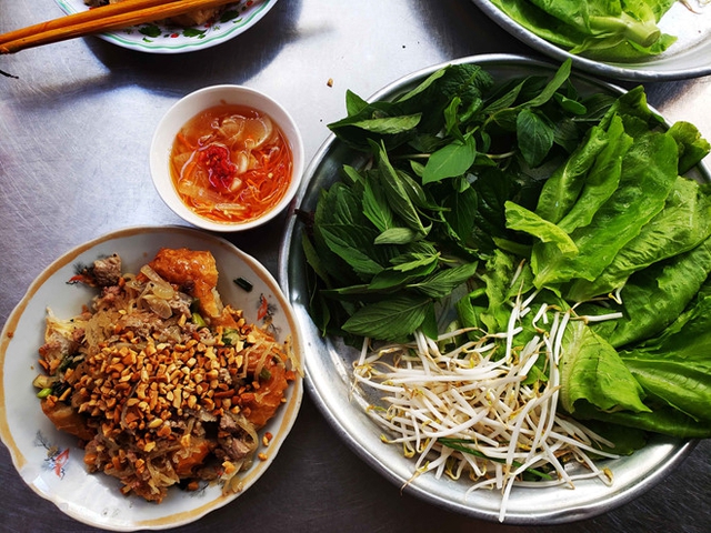 Khách Tây trầm trồ trước một món bình dân làm từ bánh mỳ, nhận xét Khách Tây trầm trồ trước một món bình dân làm từ bánh mỳ, nhận xét