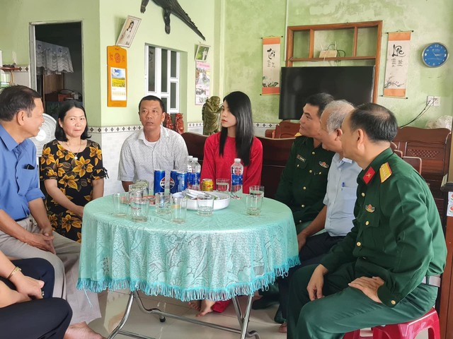 Nữ tân binh xinh đẹp lên đường nhập ngũ khiến dân mạng truy lùng danh tính: Bỏ việc ổn định để tòng quân- Ảnh 5. Nữ tân binh xinh đẹp lên đường nhập ngũ khiến dân mạng truy lùng danh tính: Bỏ việc ổn định để tòng quân- Ảnh 5.