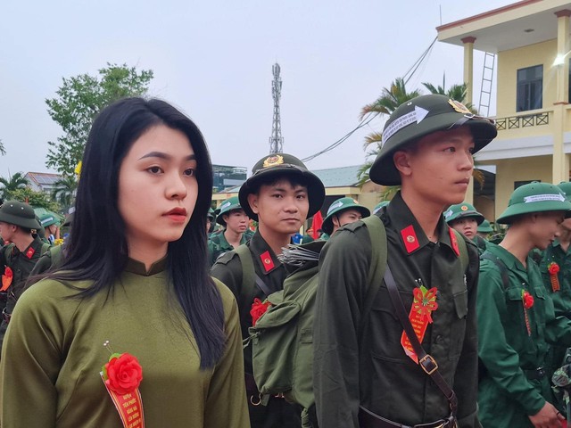 Nữ tân binh xinh đẹp lên đường nhập ngũ khiến dân mạng truy lùng danh tính: Bỏ việc ổn định để tòng quân- Ảnh 1. Nữ tân binh xinh đẹp lên đường nhập ngũ khiến dân mạng truy lùng danh tính: Bỏ việc ổn định để tòng quân- Ảnh 1.