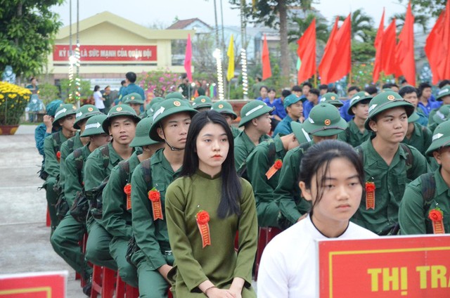 Nữ tân binh xinh đẹp lên đường nhập ngũ khiến dân mạng truy lùng danh tính: Bỏ việc ổn định để tòng quân- Ảnh 2.