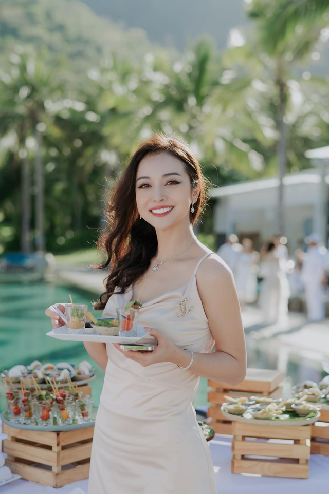 Hoa hậu đông con nhất nhì showbiz Việt: U40 vẫn đẹp nõn nà, đáp trả tinh tế khi bị nói Hoa hậu đông con nhất nhì showbiz Việt: U40 vẫn đẹp nõn nà, đáp trả tinh tế khi bị nói