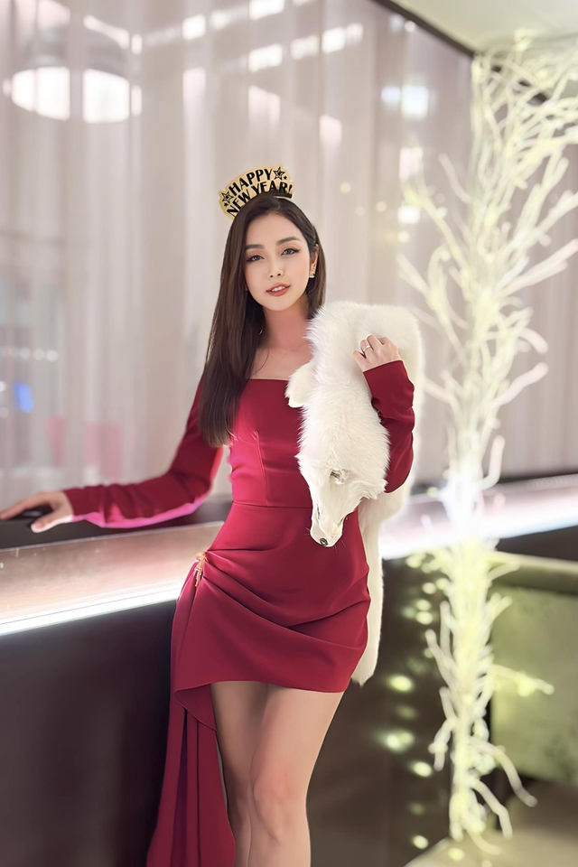 Hoa hậu đông con nhất nhì showbiz Việt: U40 vẫn đẹp nõn nà, đáp trả tinh tế khi bị nói 