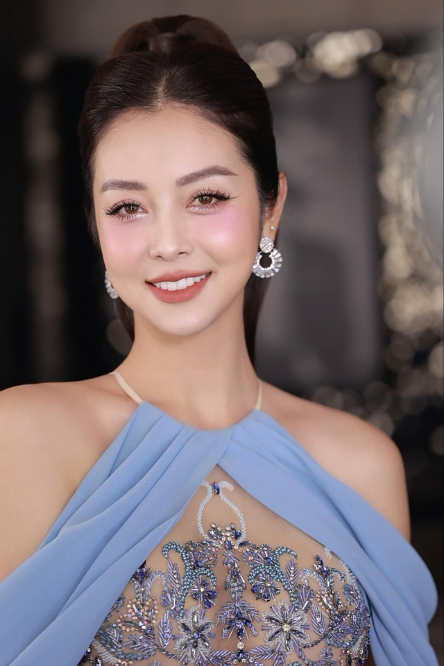 Hoa hậu đông con nhất nhì showbiz Việt: U40 vẫn đẹp nõn nà, đáp trả tinh tế khi bị nói Hoa hậu đông con nhất nhì showbiz Việt: U40 vẫn đẹp nõn nà, đáp trả tinh tế khi bị nói