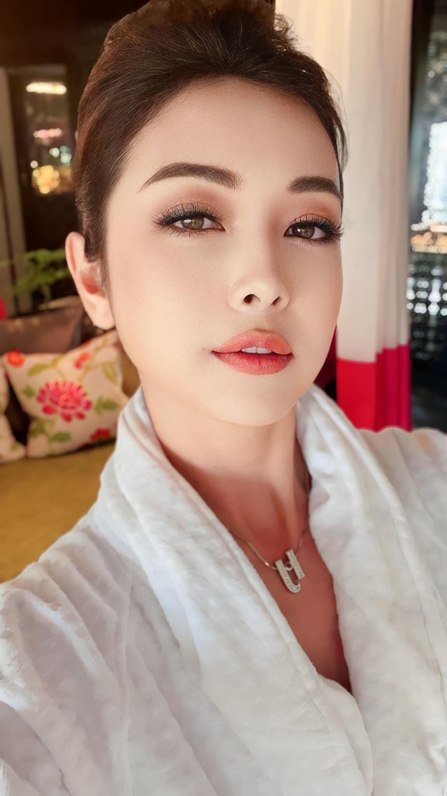 Hoa hậu đông con nhất nhì showbiz Việt: U40 vẫn đẹp nõn nà, đáp trả tinh tế khi bị nói Hoa hậu đông con nhất nhì showbiz Việt: U40 vẫn đẹp nõn nà, đáp trả tinh tế khi bị nói
