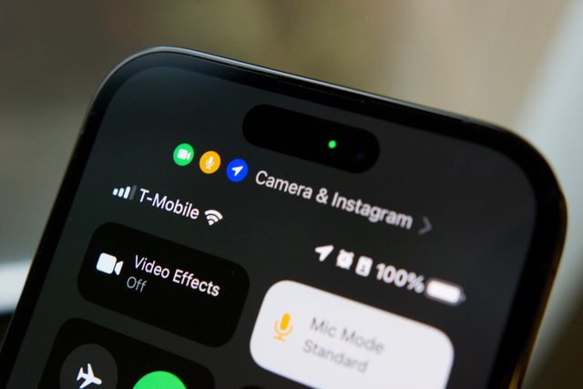 iPhone cứ hiện lên chấm nhỏ màu xanh và màu cam là bị làm sao: Có phải điện thoại đã bị hack?- Ảnh 1. iPhone cứ hiện lên chấm nhỏ màu xanh và màu cam là bị làm sao: Có phải điện thoại đã bị hack?- Ảnh 1.