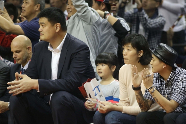 Huyền thoại Yao Ming: Giàu có, quyền lực nhưng từng khiến vợ 