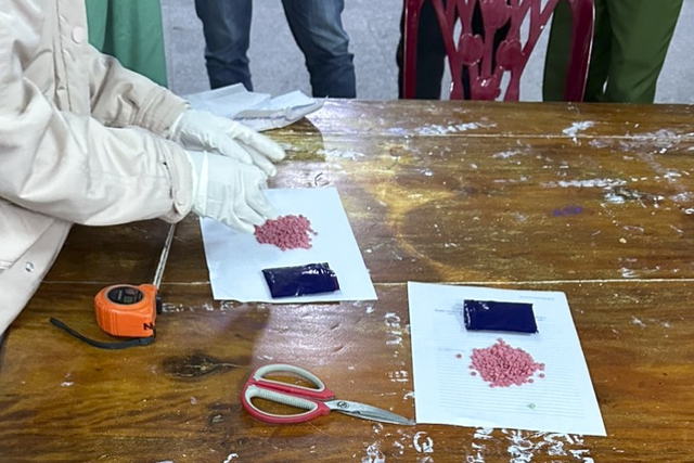 Vụ khám xét bệnh viện lớn nhất Quảng Bình, phát hiện nhiều ma túy: Đã bắt 2 đối tượng- Ảnh 2. Vụ khám xét bệnh viện lớn nhất Quảng Bình, phát hiện nhiều ma túy: Đã bắt 2 đối tượng- Ảnh 2.