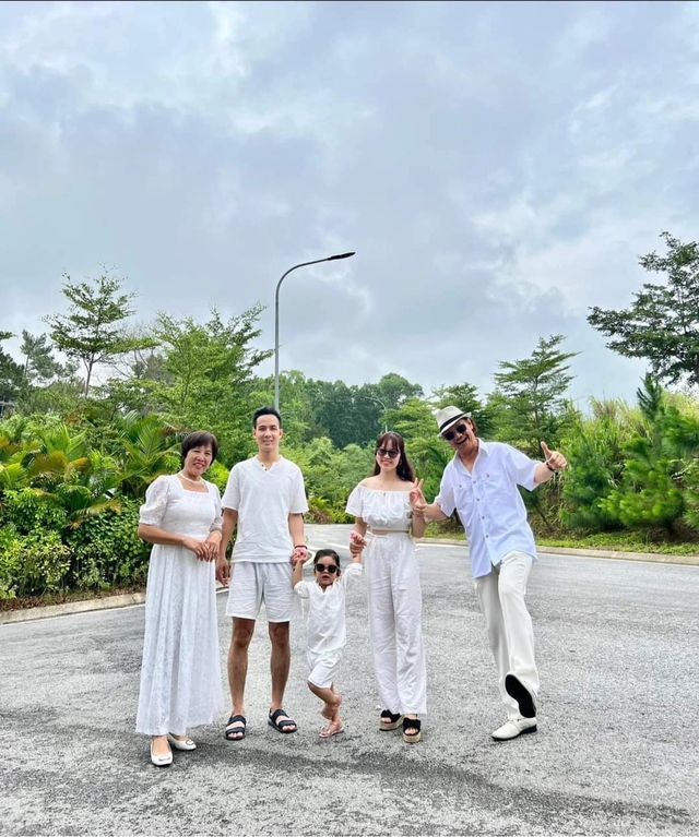 Nam NSND chuyên đóng tội phạm, ngoài đời là Đại tá, cưới vợ giỏi giang, có nhiều đất vẫn ở nhà 41m2- Ảnh 8. Nam NSND chuyên đóng tội phạm, ngoài đời là Đại tá, cưới vợ giỏi giang, có nhiều đất vẫn ở nhà 41m2- Ảnh 8.