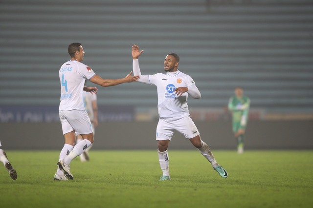 V.League có màn rượt đuổi V.League có màn rượt đuổi