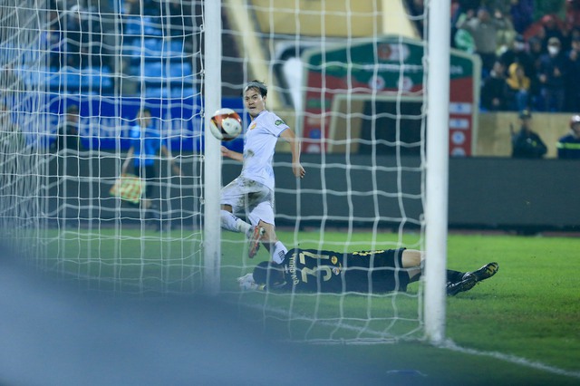 V.League có màn rượt đuổi 