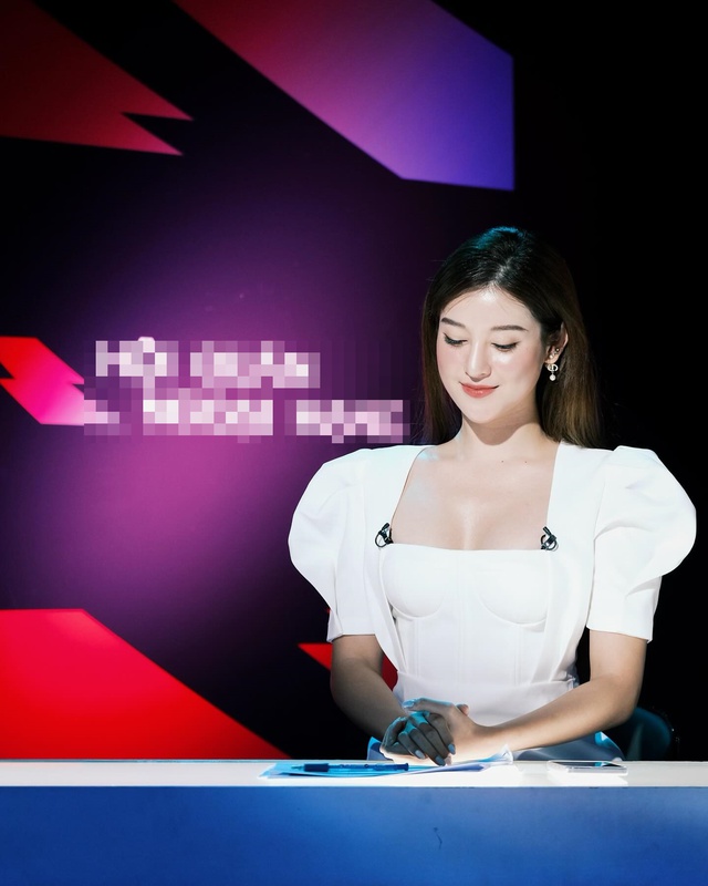 Nhan sắc nóng bỏng của Á hậu Huyền My sau khi rời showbiz làm MC dẫn chương trình thể thao- Ảnh 8. Nhan sắc nóng bỏng của Á hậu Huyền My sau khi rời showbiz làm MC dẫn chương trình thể thao- Ảnh 8.