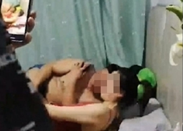 Bắt quả tang vợ đang ở bên nhân tình, chồng xông vào đối chất thì giật mình trước câu nói của vợ- Ảnh 1. Bắt quả tang vợ đang ở bên nhân tình, chồng xông vào đối chất thì giật mình trước câu nói của vợ- Ảnh 1.