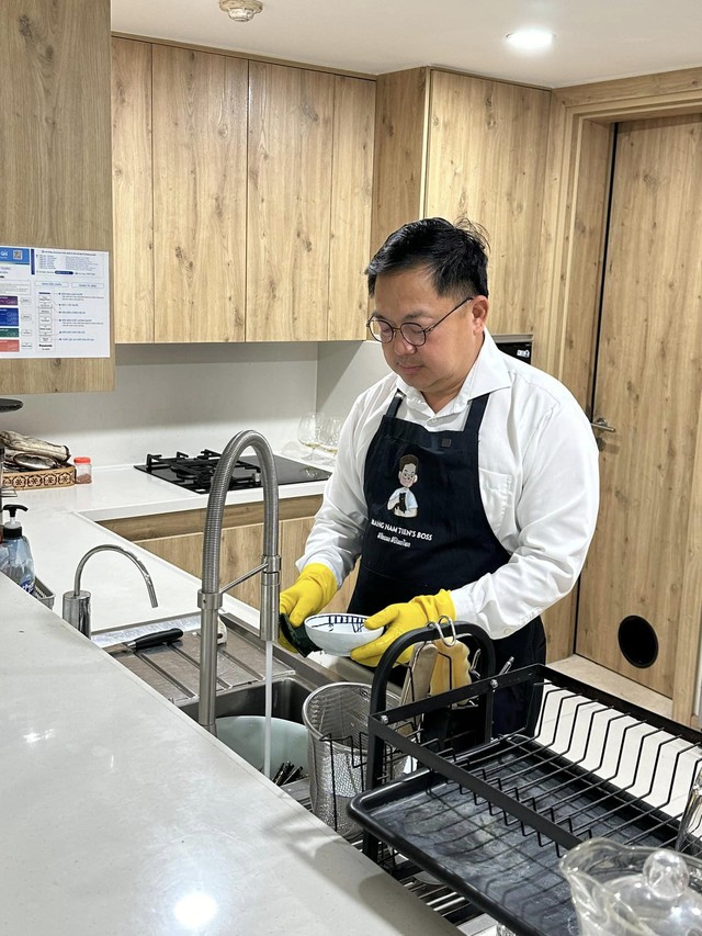 Sếp Hoàng Nam Tiến "quay xe" với phát ngôn của chính mình: Tỷ phú rửa bát dễ bỏ vợ, thực tế thì sao?- Ảnh 1. Sếp Hoàng Nam Tiến "quay xe" với phát ngôn của chính mình: Tỷ phú rửa bát dễ bỏ vợ, thực tế thì sao?- Ảnh 1.