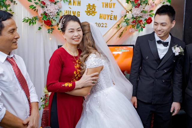 Con dâu về ra mắt, mẹ chồng tá hỏa khi hàng xóm nhắc Con dâu về ra mắt, mẹ chồng tá hỏa khi hàng xóm nhắc