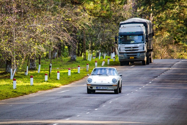 Porsche cổ nước ngoài phượt Măng Đen gặp sự cố, vật quen thuộc trong bếp Việt bất ngờ thành cứu tinh- Ảnh 1.