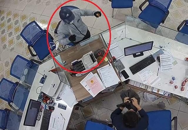 Hé lộ danh tính và lời khai nghi phạm cướp ngân hàng ở Nghệ An- Ảnh 3. Hé lộ danh tính và lời khai nghi phạm cướp ngân hàng ở Nghệ An- Ảnh 3.
