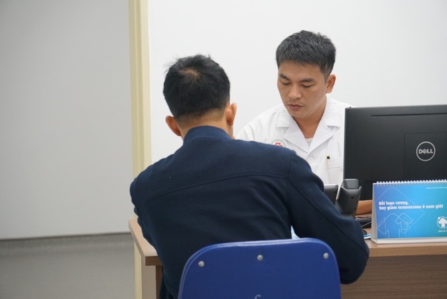 Người đàn ông 37 tuổi Người đàn ông 37 tuổi