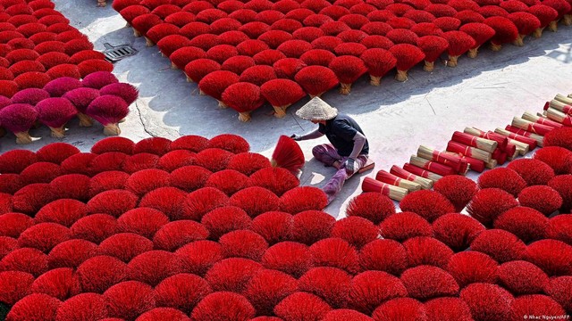 Làng hương Việt Nam nức tiếng trên đài truyền hình Đức: Sắc đỏ thêm thắm tình những ngày giáp Tết- Ảnh 1. Làng hương Việt Nam nức tiếng trên đài truyền hình Đức: Sắc đỏ thêm thắm tình những ngày giáp Tết- Ảnh 1.