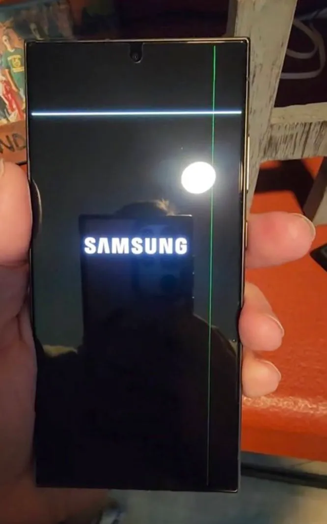 Galaxy S24 Ultra gặp lỗi sọc màn hình và Galaxy S24 Ultra gặp lỗi sọc màn hình và