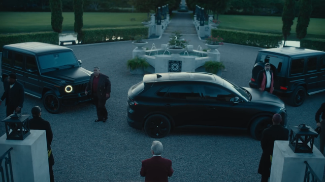 VinFast VF 8 bỗng xuất hiện trong MV của ca sĩ 51 triệu lượt theo dõi: Chuẩn 'ông trùm' được G 63 hộ tống- Ảnh 4. VinFast VF 8 bỗng xuất hiện trong MV của ca sĩ 51 triệu lượt theo dõi: Chuẩn 'ông trùm' được G 63 hộ tống- Ảnh 4.