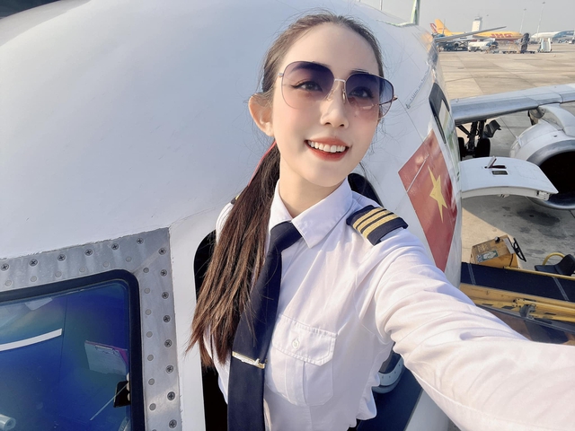 Nữ phi công đầu tiên ở Việt Nam lái dòng máy bay phản lực: Xinh như Hoa hậu, 23 tuổi đã là cơ phó- Ảnh 3. Nữ phi công đầu tiên ở Việt Nam lái dòng máy bay phản lực: Xinh như Hoa hậu, 23 tuổi đã là cơ phó- Ảnh 3.