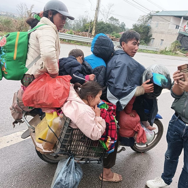 Bất ngờ tình hình hiện tại của gia đình 7 người chở nhau bằng xe máy, đi 600km tìm việc giữa trời giá rét- Ảnh 2. Bất ngờ tình hình hiện tại của gia đình 7 người chở nhau bằng xe máy, đi 600km tìm việc giữa trời giá rét- Ảnh 2.