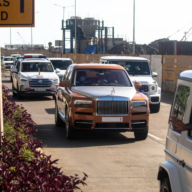 VinFast VF 8 bỗng xuất hiện trong MV của ca sĩ 51 triệu lượt theo dõi: Chuẩn 'ông trùm' được G 63 hộ tống- Ảnh 8. VinFast VF 8 bỗng xuất hiện trong MV của ca sĩ 51 triệu lượt theo dõi: Chuẩn 'ông trùm' được G 63 hộ tống- Ảnh 8.