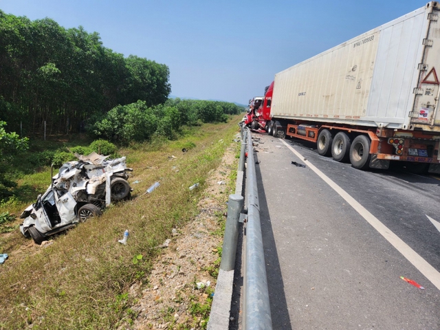 Hiện trường vụ tai nạn trên cao tốc Cam Lộ - La Sơn khiến 2 vợ chồng trẻ tử vong, 9 người bị thương- Ảnh 7. Hiện trường vụ tai nạn trên cao tốc Cam Lộ - La Sơn khiến 2 vợ chồng trẻ tử vong, 9 người bị thương- Ảnh 7.