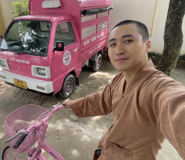 Nam ca sĩ Việt điển trai xuống tóc đi tu sau biến cố hôn nhân, giờ thấy hạnh phúc tự tại từng giây phút- Ảnh 5. Nam ca sĩ Việt điển trai xuống tóc đi tu sau biến cố hôn nhân, giờ thấy hạnh phúc tự tại từng giây phút- Ảnh 5.