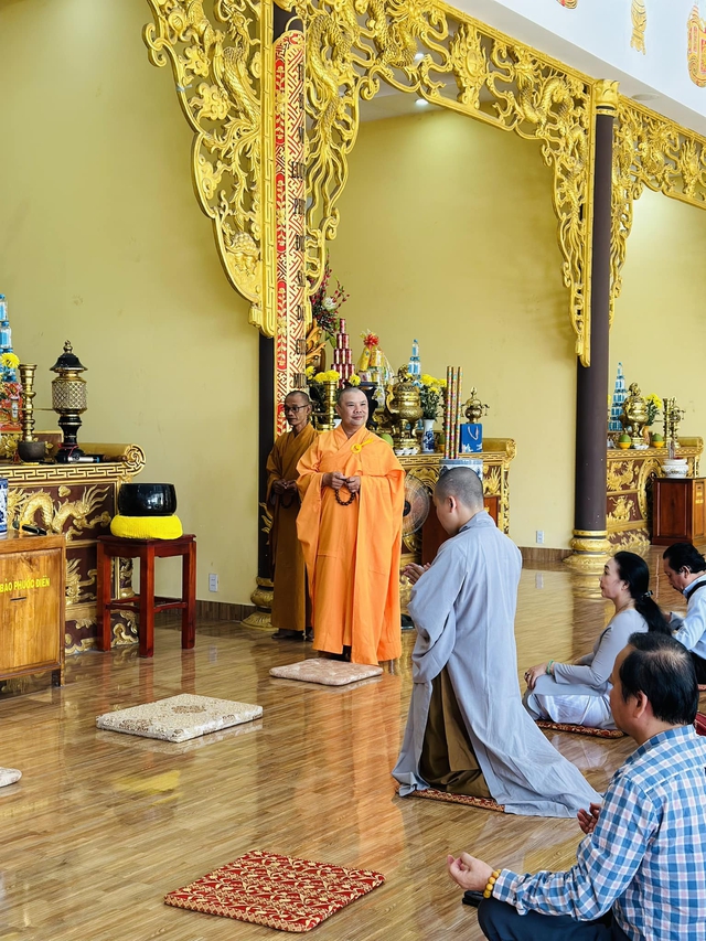 Nam ca sĩ Việt điển trai xuống tóc đi tu sau biến cố hôn nhân, giờ thấy hạnh phúc tự tại từng giây phút- Ảnh 3. Nam ca sĩ Việt điển trai xuống tóc đi tu sau biến cố hôn nhân, giờ thấy hạnh phúc tự tại từng giây phút- Ảnh 3.