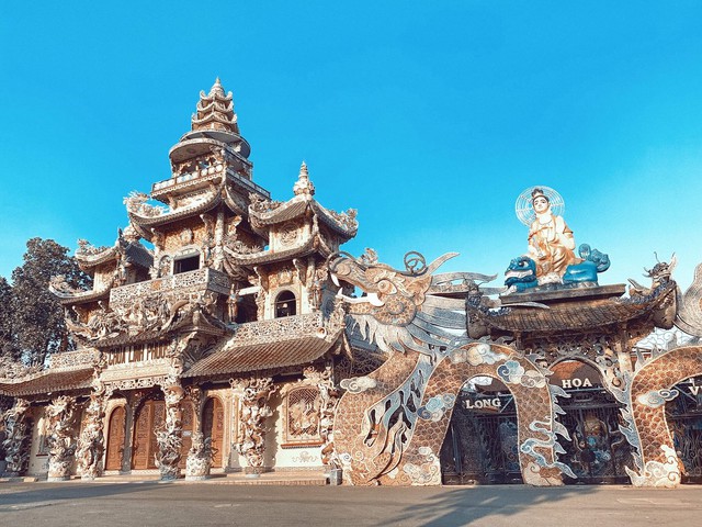 Sử dụng hàng triệu mảnh sành sứ, ngôi chùa cách trung tâm Đà Lạt 8km giữ tới 11 kỷ lục Việt Nam- Ảnh 1. Sử dụng hàng triệu mảnh sành sứ, ngôi chùa cách trung tâm Đà Lạt 8km giữ tới 11 kỷ lục Việt Nam- Ảnh 1.