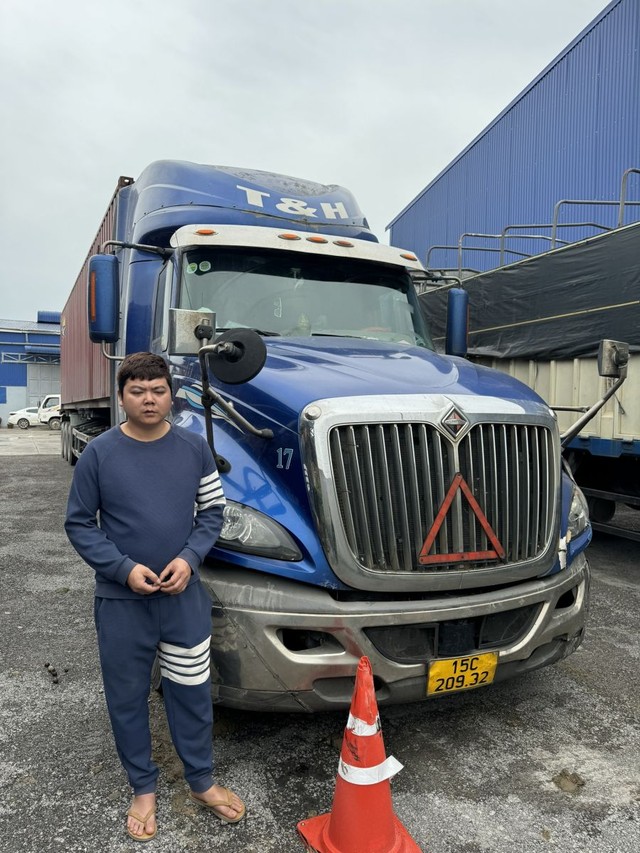 Tài xế container lạng lách, đánh võng, đâm xe CSGT để bỏ chạy- Ảnh 1. Tài xế container lạng lách, đánh võng, đâm xe CSGT để bỏ chạy- Ảnh 1.