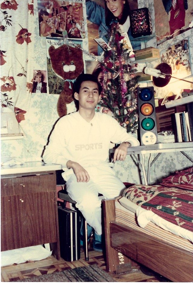 Từ bưng bê phục vụ, nam ca sĩ đổi đời nhờ 1 bài hát, có nhà, xe hơi, tài xế riêng ở nước ngoài- Ảnh 1. Từ bưng bê phục vụ, nam ca sĩ đổi đời nhờ 1 bài hát, có nhà, xe hơi, tài xế riêng ở nước ngoài- Ảnh 1.