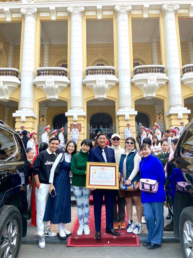 Nam nghệ sĩ nhận danh hiệu NSƯT sau 20 năm phấn đấu: Vợ bật khóc, học trò “hộ tống Nam nghệ sĩ nhận danh hiệu NSƯT sau 20 năm phấn đấu: Vợ bật khóc, học trò “hộ tống