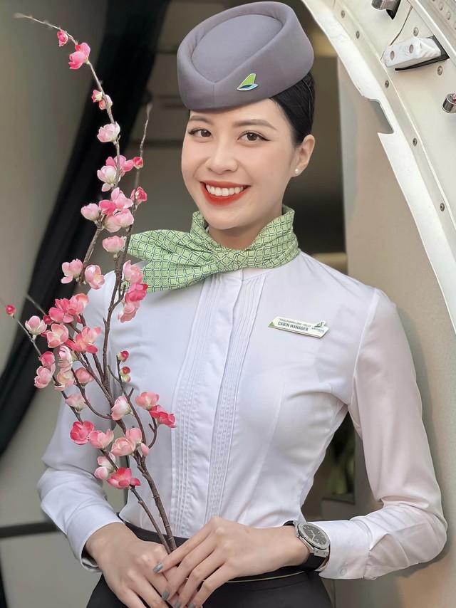 Cô gái Đắk Lắk là tiếp viên trưởng trẻ nhất hãng bay, tiết lộ thu nhập không như nhiều người nghĩ- Ảnh 1. Cô gái Đắk Lắk là tiếp viên trưởng trẻ nhất hãng bay, tiết lộ thu nhập không như nhiều người nghĩ- Ảnh 1.