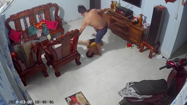 Vụ bạo hành con riêng dã man: Cha dượng có thể bị xử lý thế nào?- Ảnh 1. Vụ bạo hành con riêng dã man: Cha dượng có thể bị xử lý thế nào?- Ảnh 1.