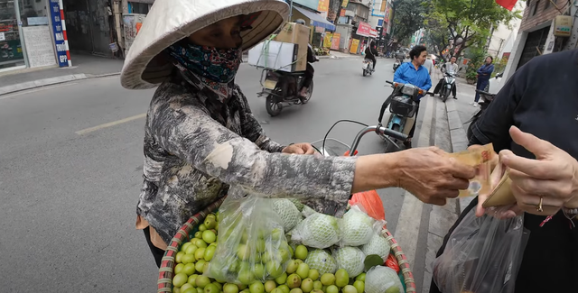 Khách Tây mua táo trên phố Hà Nội bị Khách Tây mua táo trên phố Hà Nội bị