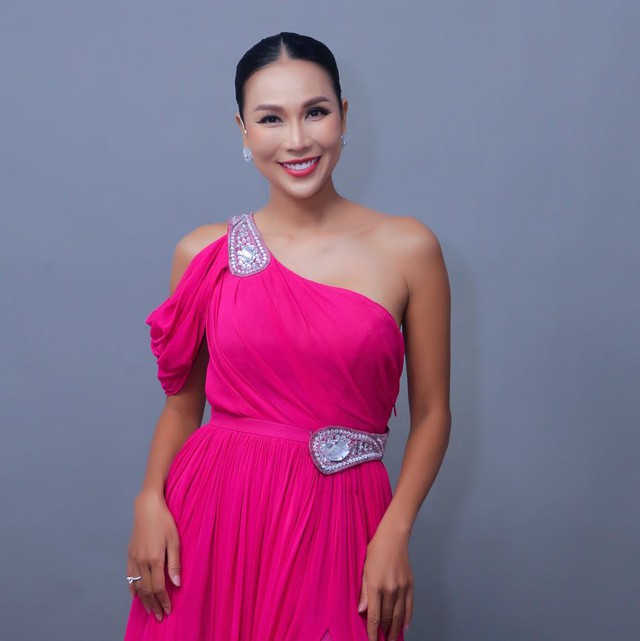 Nữ ca sĩ từ bỏ sự nghiệp theo chồng 2 ra nước ngoài, đám cưới chỉ có con trai và mục sư làm chứng- Ảnh 1.