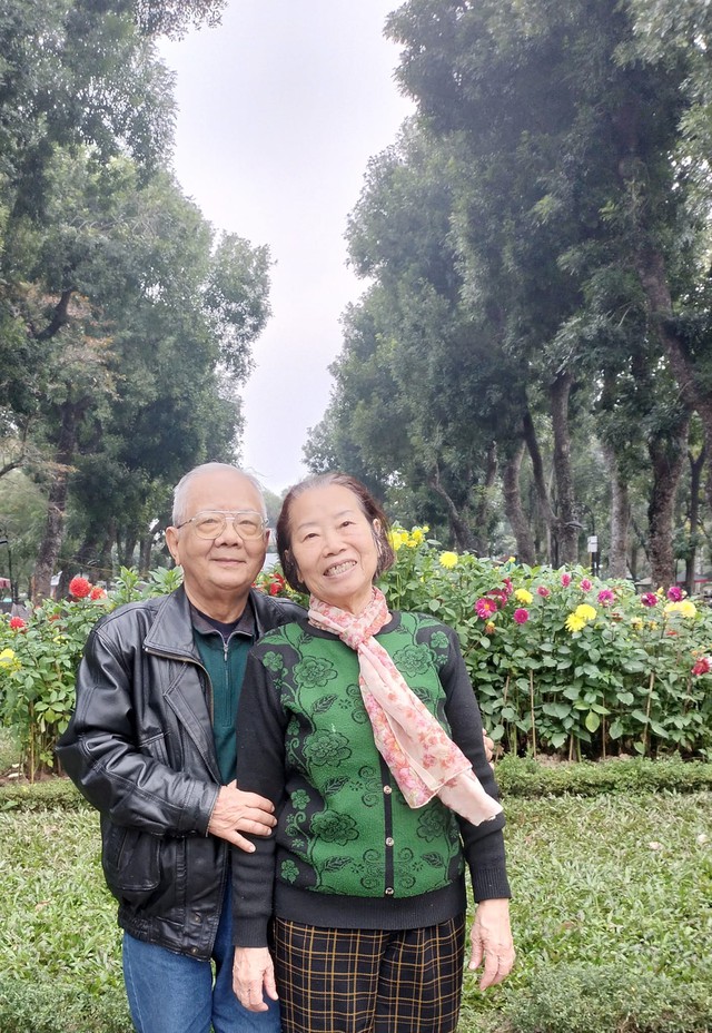 Cụ ông 85 tuổi ở Hà Nội yêu cụ bà 80 tuổi quen qua mạng: Cụ ông 85 tuổi ở Hà Nội yêu cụ bà 80 tuổi quen qua mạng: