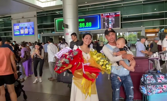 NSƯT Ngọc Huyền về nước ở tuổi 54: Vừa tới sân bay đã được fan nô nức tới ôm, có người còn run rẩy- Ảnh 4. NSƯT Ngọc Huyền về nước ở tuổi 54: Vừa tới sân bay đã được fan nô nức tới ôm, có người còn run rẩy- Ảnh 4.