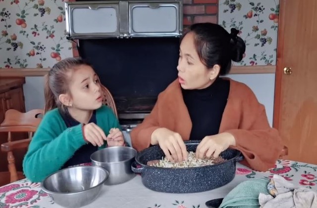 Chồng Tây hăm hở vào rừng, săn nai trăm ký tặng vợ Việt sau lời thỏ thẻ: Em thèm phở mà nhà hết thịt bò - Ảnh 5.