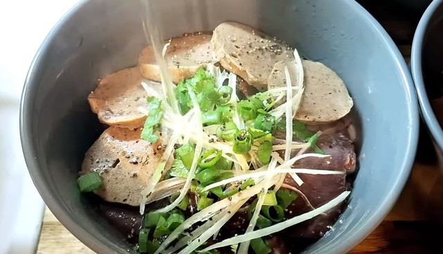 Chồng Tây hăm hở vào rừng, săn nai trăm ký tặng vợ Việt sau lời thỏ thẻ: Em thèm phở mà nhà hết thịt bò - Ảnh 7.