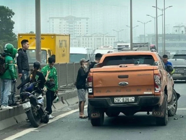 Hà Nội: Chạy trốn cảnh sát, xe bán tải tông liên hoàn trên phố- Ảnh 1. Hà Nội: Chạy trốn cảnh sát, xe bán tải tông liên hoàn trên phố- Ảnh 1.